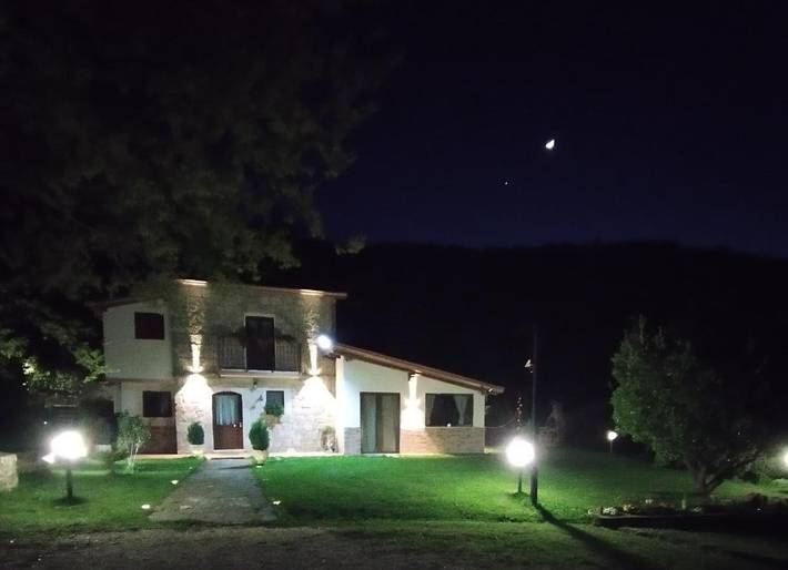 Location de vacances pour 5 personnes, avec Terrasse et Jardin ainsi que Piscine et Vue à Pesche (Italie)