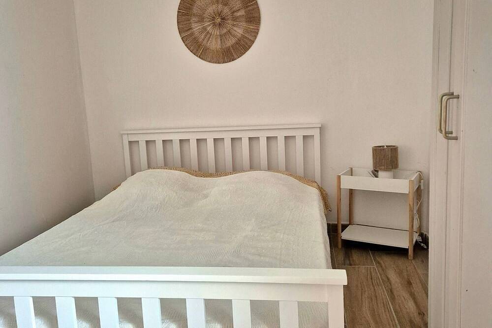 Entire apartment, Le Carmen apartment in the heart of Saint-Hippolyte, 3 bedrooms, up to 6 guests in Saint-Hippolyte (Languedoc-Roussillon), Côte d'Améthyste