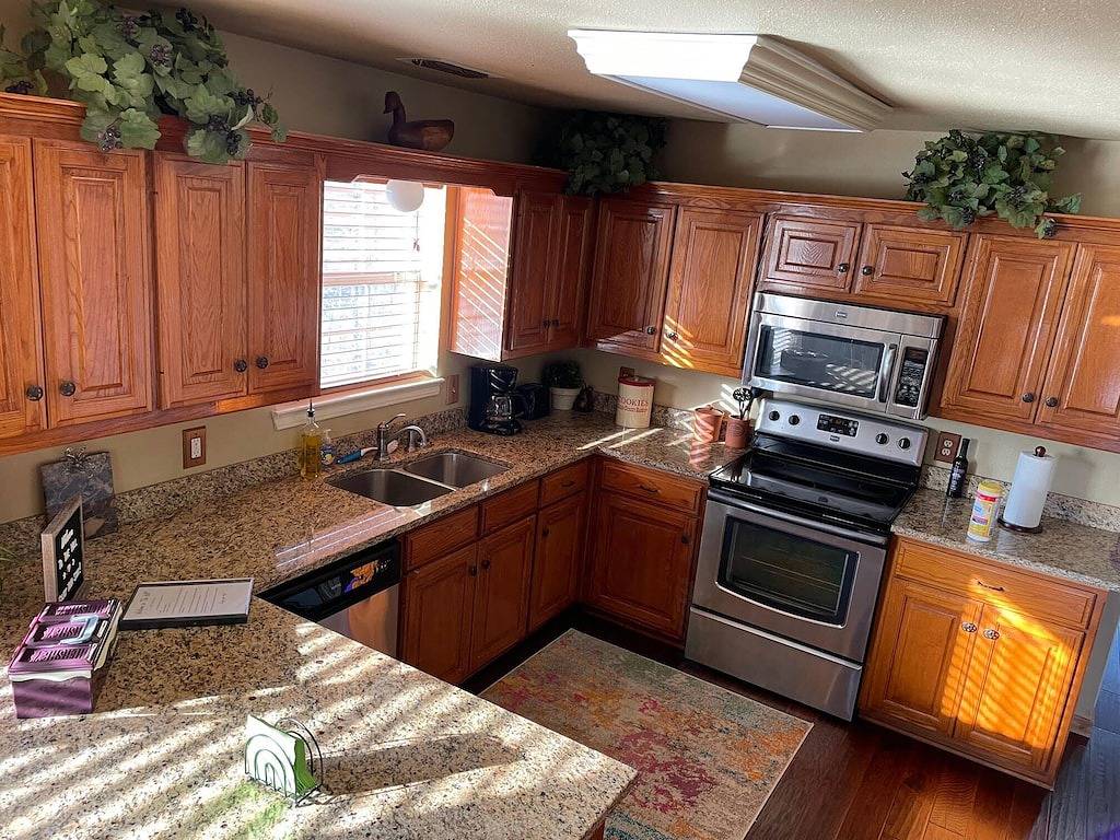 Hilltop Hideaway -1500+ sq/ft home - views of private lake on 42 beautiful acres in Van Zandt County