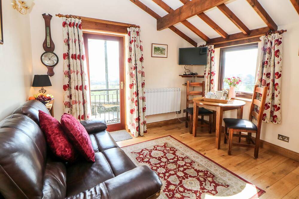 Heath Cottage, character holiday cottage, with a garden in Edale in Edale, Derbyshire