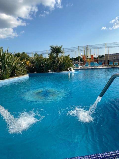 Camping pour 5 personnes, avec Jacuzzi et Terrasse ainsi que Jardin et Piscine