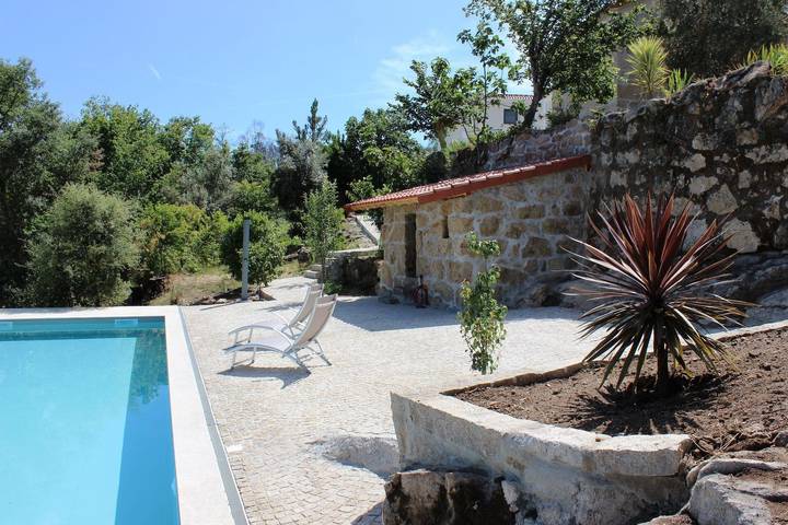 Gîte pour 4 personnes, avec terrasse ainsi que jardin et piscine dans Tondela
