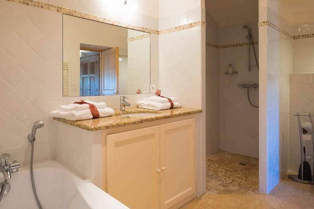 Maison Cantalauze, two houses at a heart of a vineyard in Trèbes, Carcassonne region