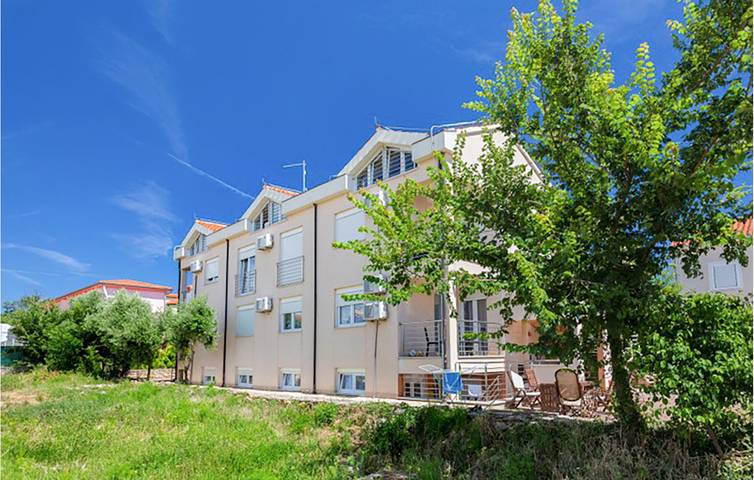 Ganze Ferienwohnung, Apartment mit Panoramablick, WLAN und Parkplatz in der Nähe des Strandes Bijela in Medulin Stadt, Medulin