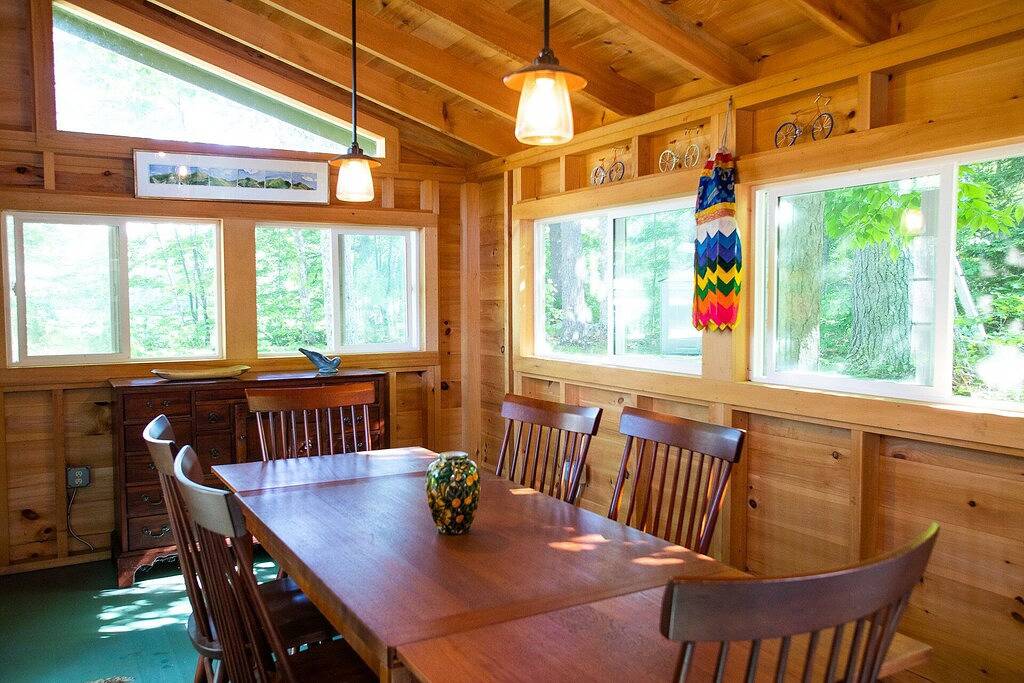 Das Family Retreat umfasst ein Haupthaus sowie Cottages in Moultonborough, Squam Lake