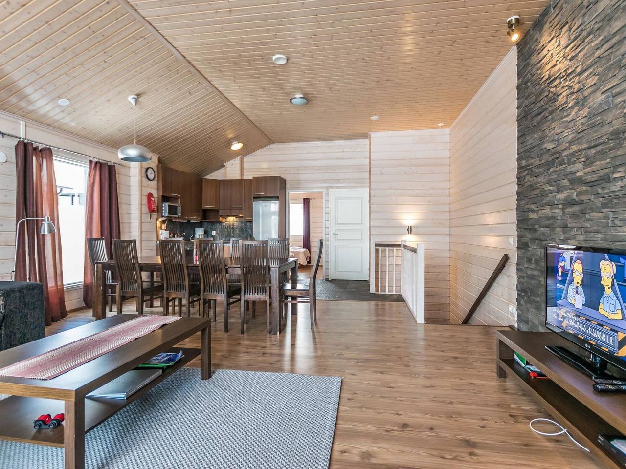 Hallan karhu c, paritalo in Ukkohalla, Kainuu