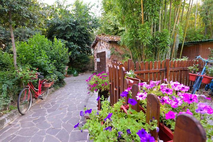 Gîte pour 2 personnes, avec jardin et vue dans Isola d'Arbia