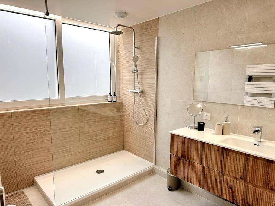Appartement entier, Three-Bedroom Apartment in Divonne-les-Bains, Gex