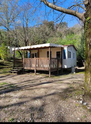 Parc de vacances pour 4 personnes, avec terrasse ainsi que jardin et piscine, animaux acceptés à Mialet