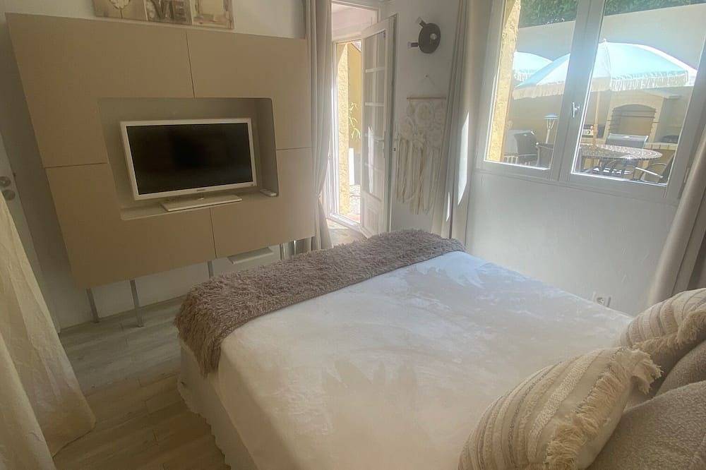 Entire apartment, Two-room apartment Quietly situated in a private estate with garden, 8 km from the sea in Pégomas, Cannes region