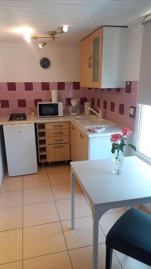 Appartement entier, Studio with Terrace in Gradignan, Région de Bordeaux