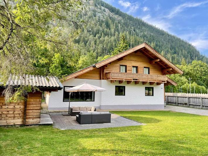 Chalet für 12 Personen, mit Balkon und Terrasse sowie Garten und Ausblick in Lofer