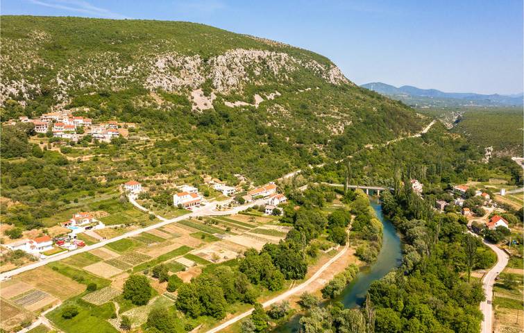 Geräumige 135 m² große Wohnung mit Pool, Terrasse und WLAN in Dalmatinisches Zagora
