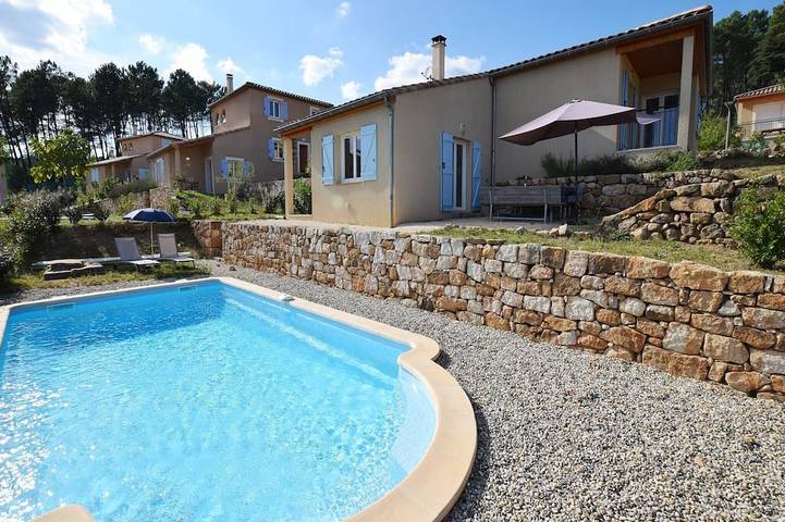 Villa pour 6 personnes, avec piscine et terrasse en Ardèche