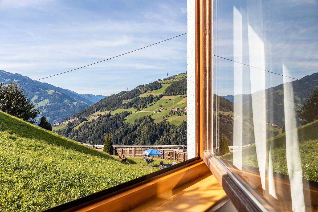 Zimmer '15 En Suite' mit Bergblick, gemeinsamer Terrasse und Wlan in Hainzenberg, Zillertaler Alpen