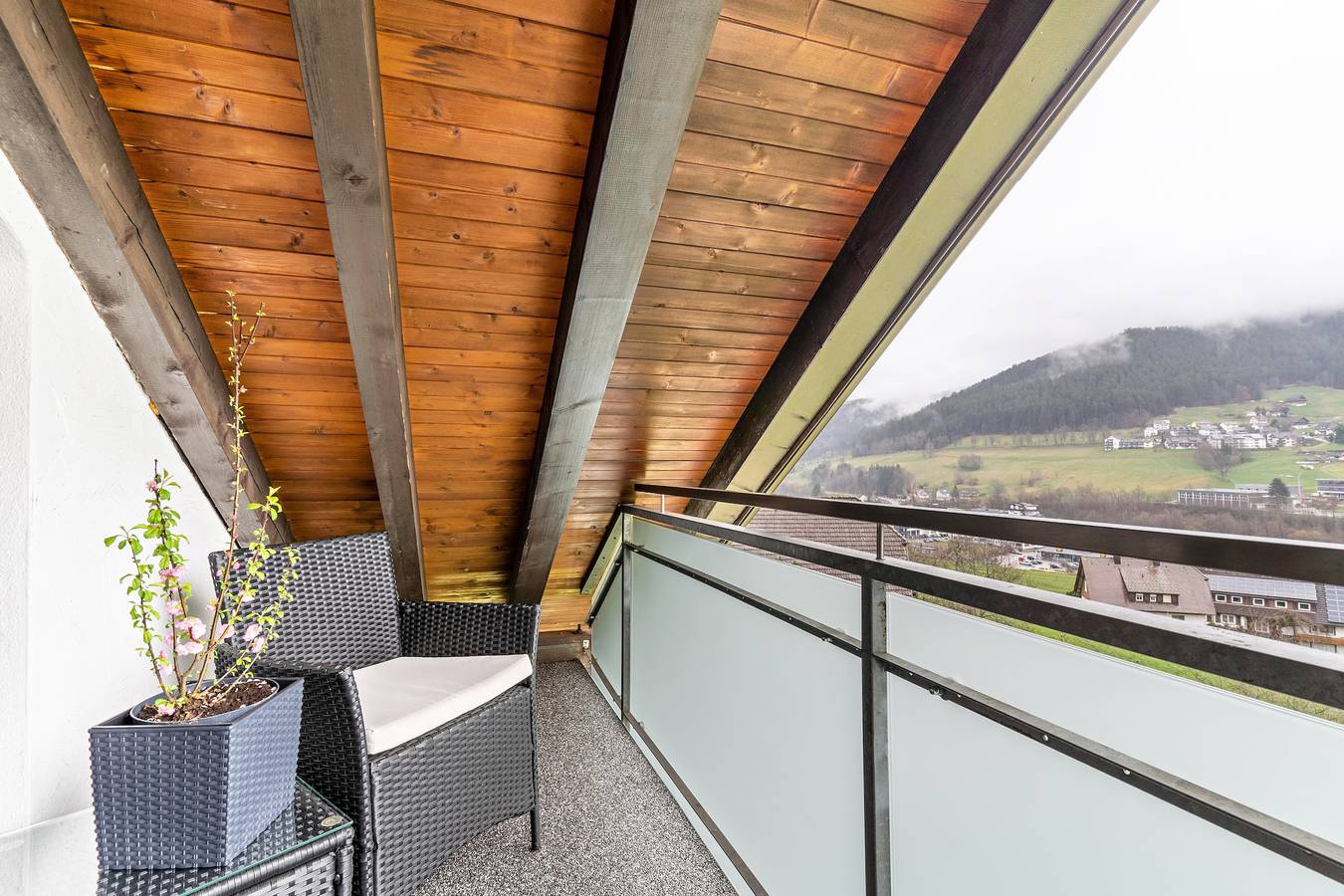 Apartamento entero, Apartamento 'Sonnenschein' con vistas a la montaña, terraza compartida y Wi-Fi in Baiersbronn, Selva Negra Central