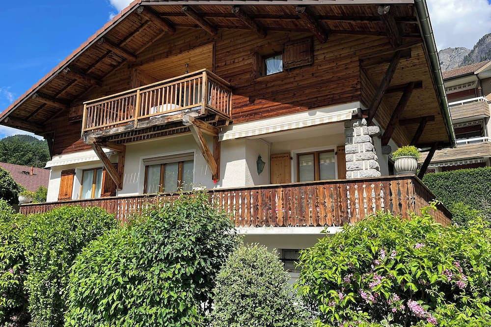 Entire apartment, Near Chamonix, St. Gervais, Megève, and Plaine Joux: Apartment in a chalet for 1 couple in Sallanches, Pays du Mont-Blanc