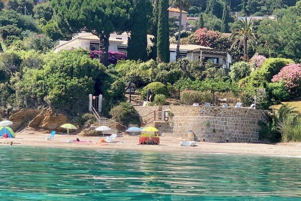 Beachfront Renovated Villa French Riviera - Premium Service : Cook & Housekeeper in Rayol-Canadel-sur-Mer, Côte méditerranéenne (France)