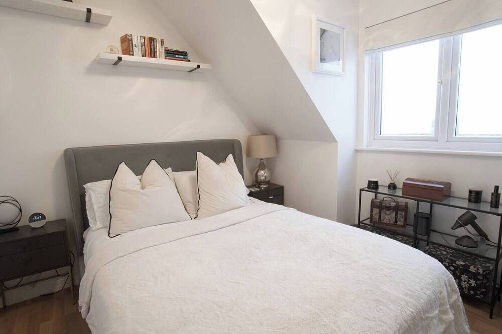 Entire apartment, The Lily  Suite with parking in Wokingham, Berkshire