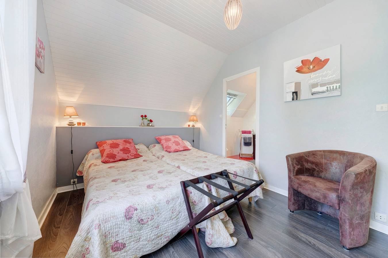 Chambre d'hôtes « La Chambre Rouge » avec terrasse et jardin communs, Wi-Fi in Lanhouarneau, Région de Morlaix