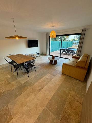 Gîte pour 6 personnes, avec piscine et jardin à La Verdière