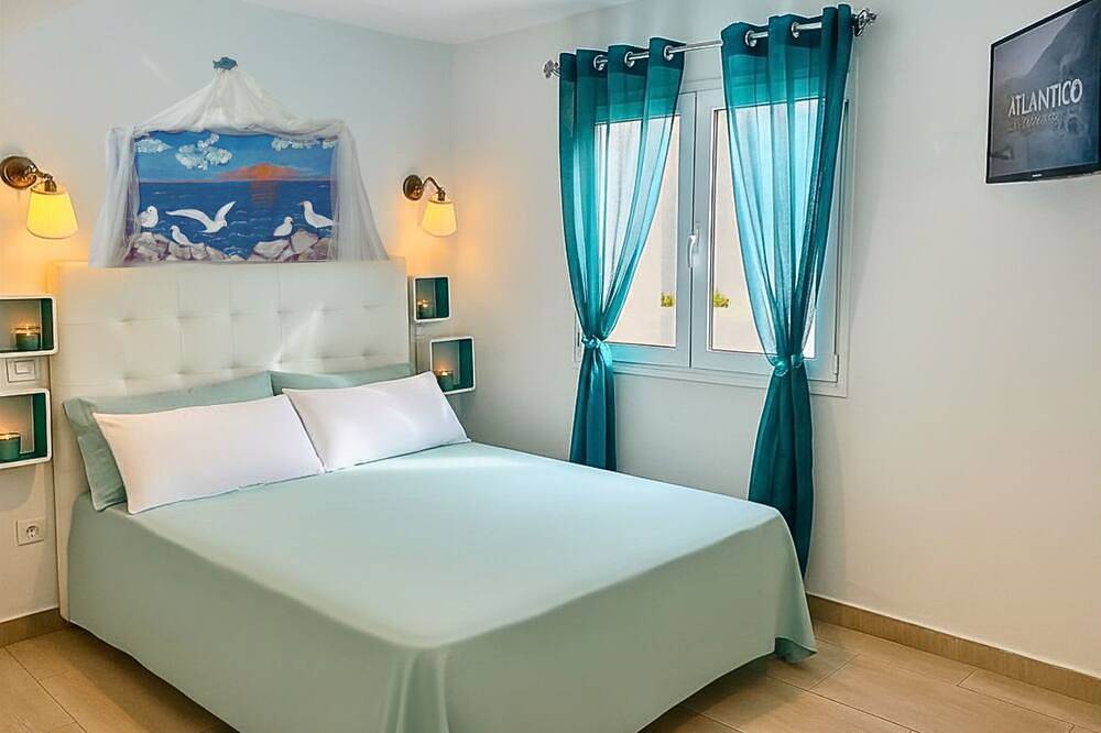 Entire apartment, Acquamarina: Sea View, Terrace & Free Ac in Puerto del Carmen, Tías