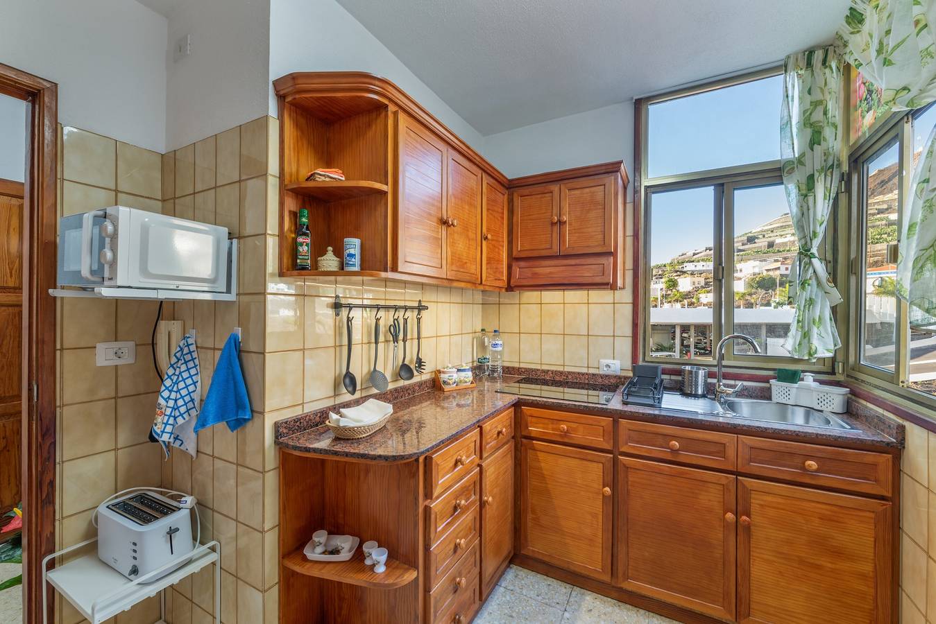 Apartamento entero, Apartamento 'Brisa De Mar' con vistas a la montaña, balcón y Wi-Fi in Puerto Naos, Los Llanos de Aridane