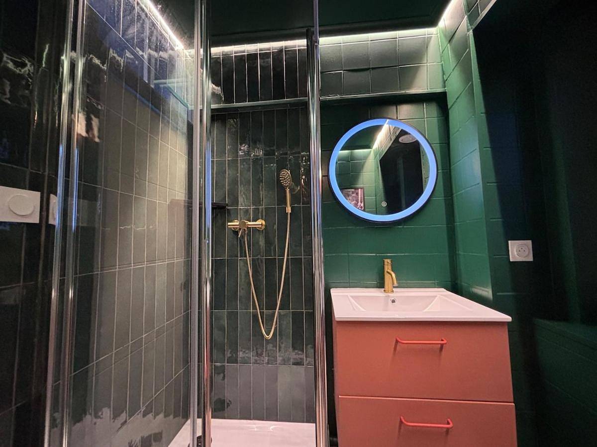 Appartement entier, Appartement Thème Années 60' l Baignoire Jets l Clim l Netflix in Castres, Région de Castres