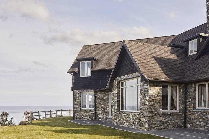 Holiday home for 20 people, with garden and hot tub in Waikato