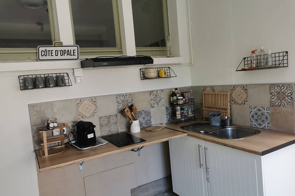Entire apartment, Near the beach, 1-bedroom apartment with a small garden. Pets are welcome. in Calais, Calais region