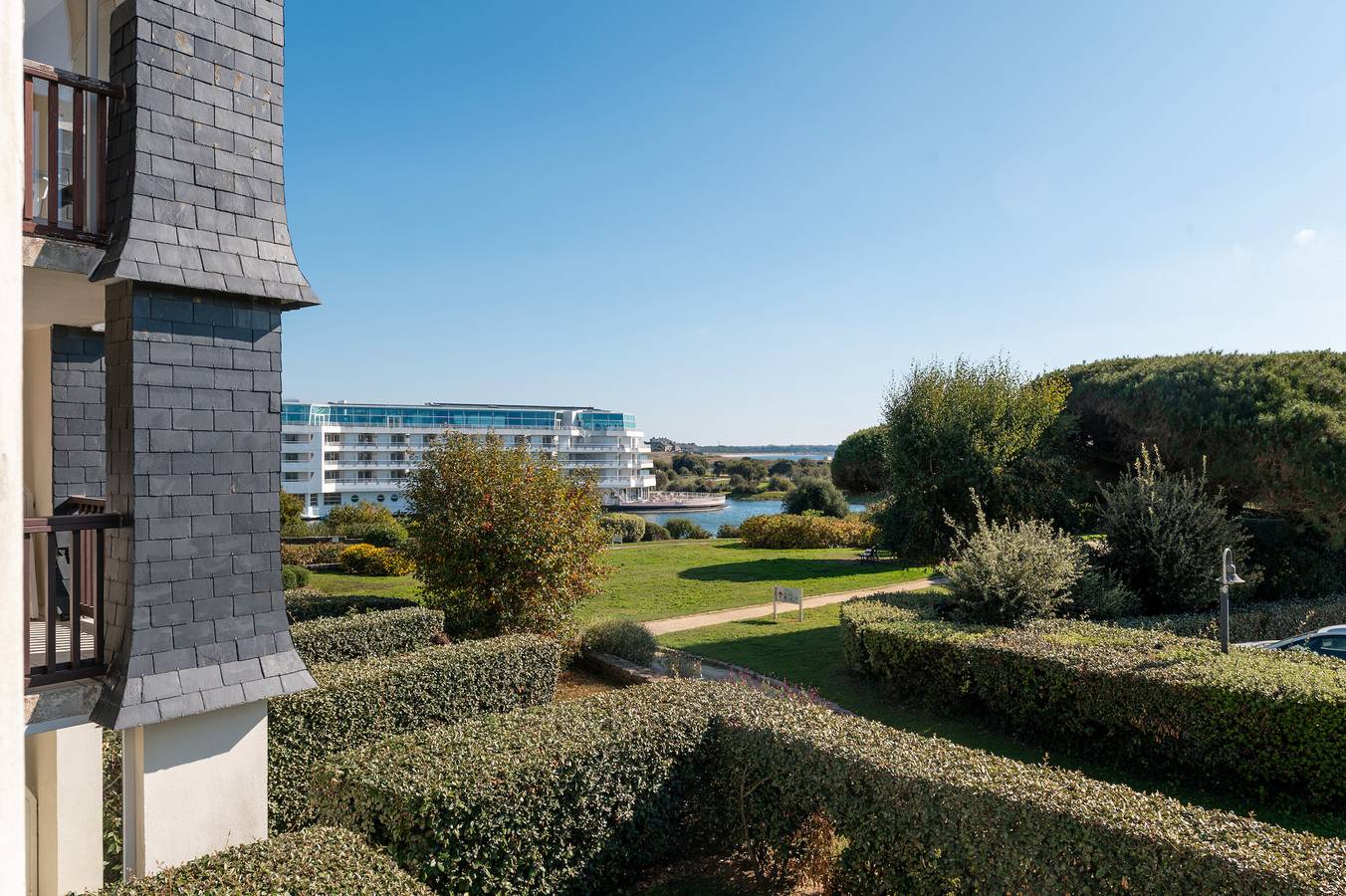 Estudio entero, Apartamento 'L'Océanic' con vistas al mar, sábanas y parking, piscina compartida y Wi-Fi in Kerjouanno, Arzon