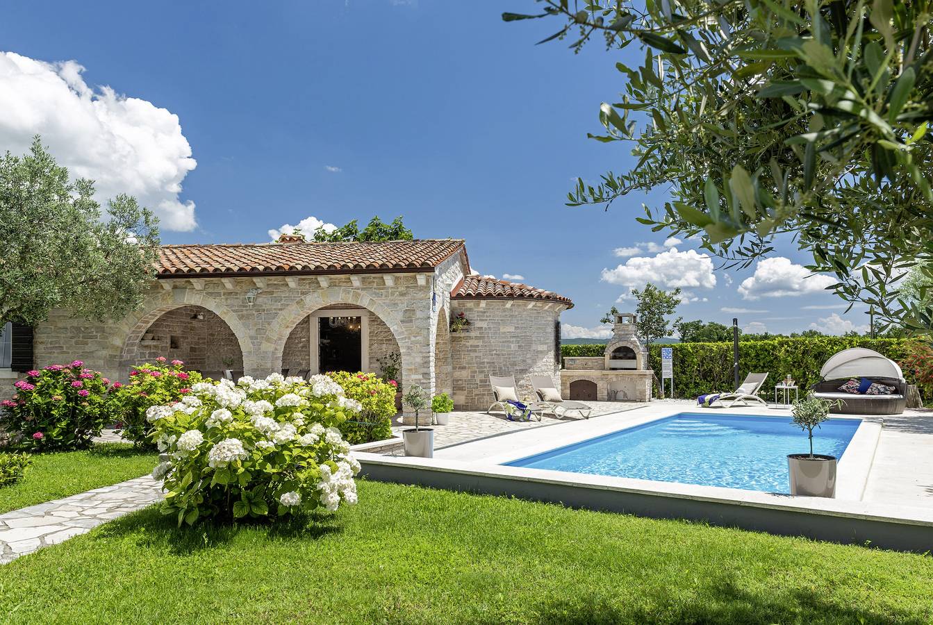 Ferienhaus Istranka * großer Garten, privater Pool, Grill, Wlan in Melnica, Südküste Istrien