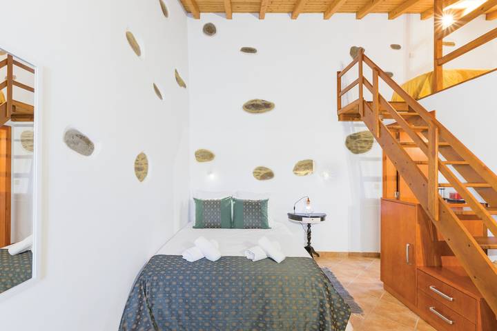 Apartamento inteiro, Casa de férias 'Sara' com vista para a montanha, Wi-Fi e ar condicionado in São Luís, Costa Alentejana