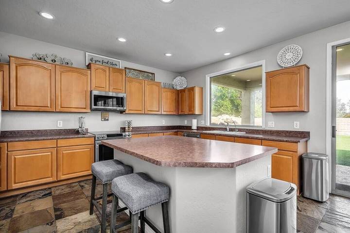 Vacation rental for 21 people, with yard and hot tub in Gilbert