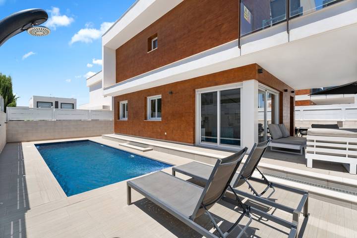 Ferienhaus für 10 Personen, mit Balkon und Whirlpool sowie Garten in Santa Pola