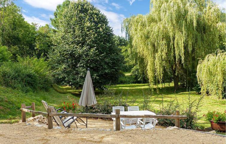 Location de vacances pour 4 personnes, avec jardin à Nanteuil-en-Vallée - 2