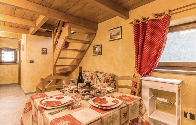 Entire holiday apartment, Brusson Apartment with WiFi and Kitchen in Vollon, Brusson Municipality