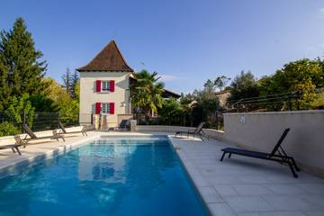 Gîte pour 8 personnes, avec piscine ainsi que jardin et terrasse à Villamblard