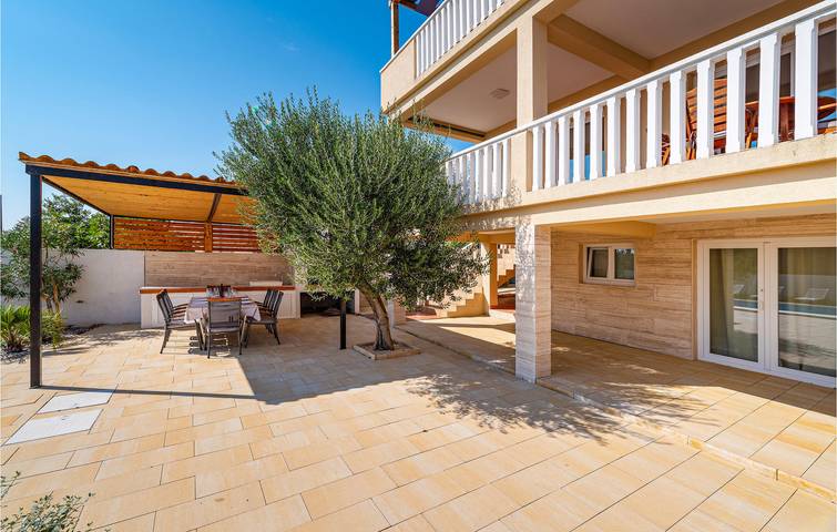Ferienhaus für 12 Personen, mit Pool und Terrasse, mit Haustier