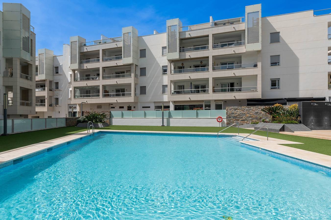 Entire apartment, Apartment 'Acogedor Apartamento 2 Dormitorios' with Shared Pool, Wi-Fi and Air Conditioning in San Pedro de Alcántara, Marbella