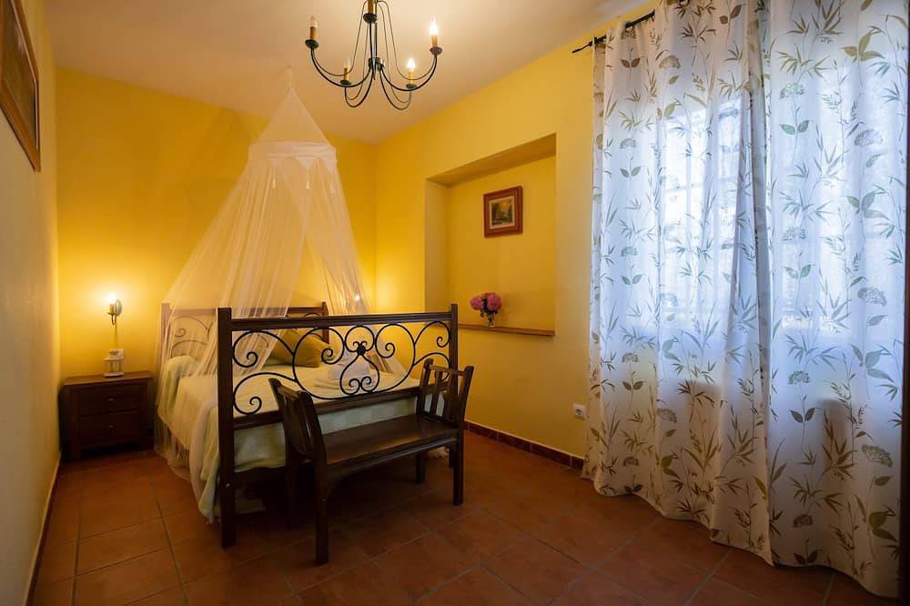 Casa Rural El Aligustre in Valdelaguna with swimming pool and table soccer. in Valdelaguna, La Alcarria