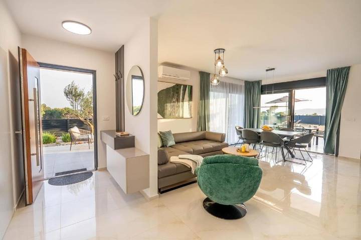Villa pour 7 personnes, avec piscine ainsi que vue et jardin à Brodarica