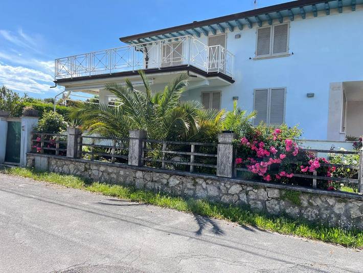 Villa per 10 persone, con balcone e panorama nonché giardino in Marina di Pietrasanta