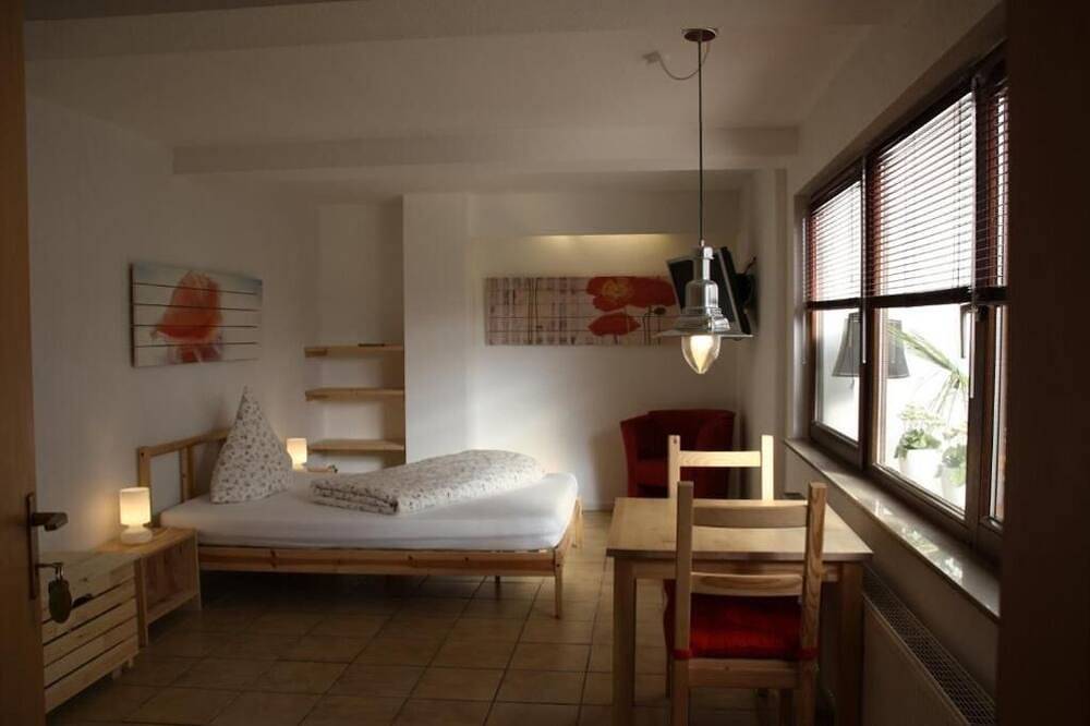 Perfect for craftsmen: affordable double room near the highway in Mönchengladbach, Lower Rhine