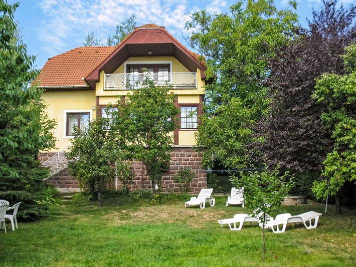 Ferienhaus für 9 Personen, mit Balkon und Garten sowie Seeblick in Balatonalmadi