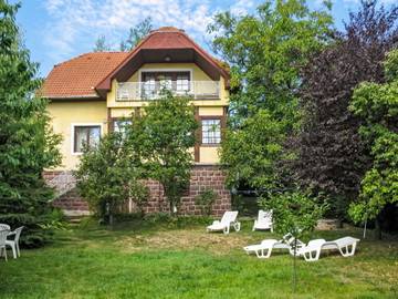 Ferienhaus für 9 Personen, mit Garten und Seeblick in Balatonalmadi