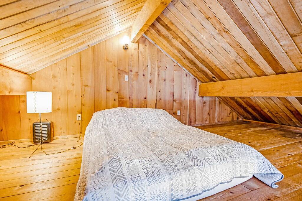 Adorable lake hideaway with free Wifi, spacious deck, lake views, & shared dock in Lake Crescent