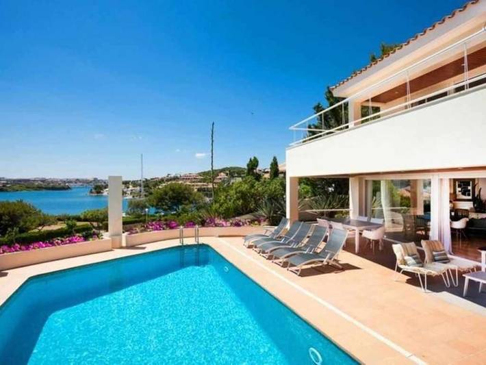 Villa for 6 people, with Terrace and Garden as well as Pool and View in Cala Llonga (Menorca)