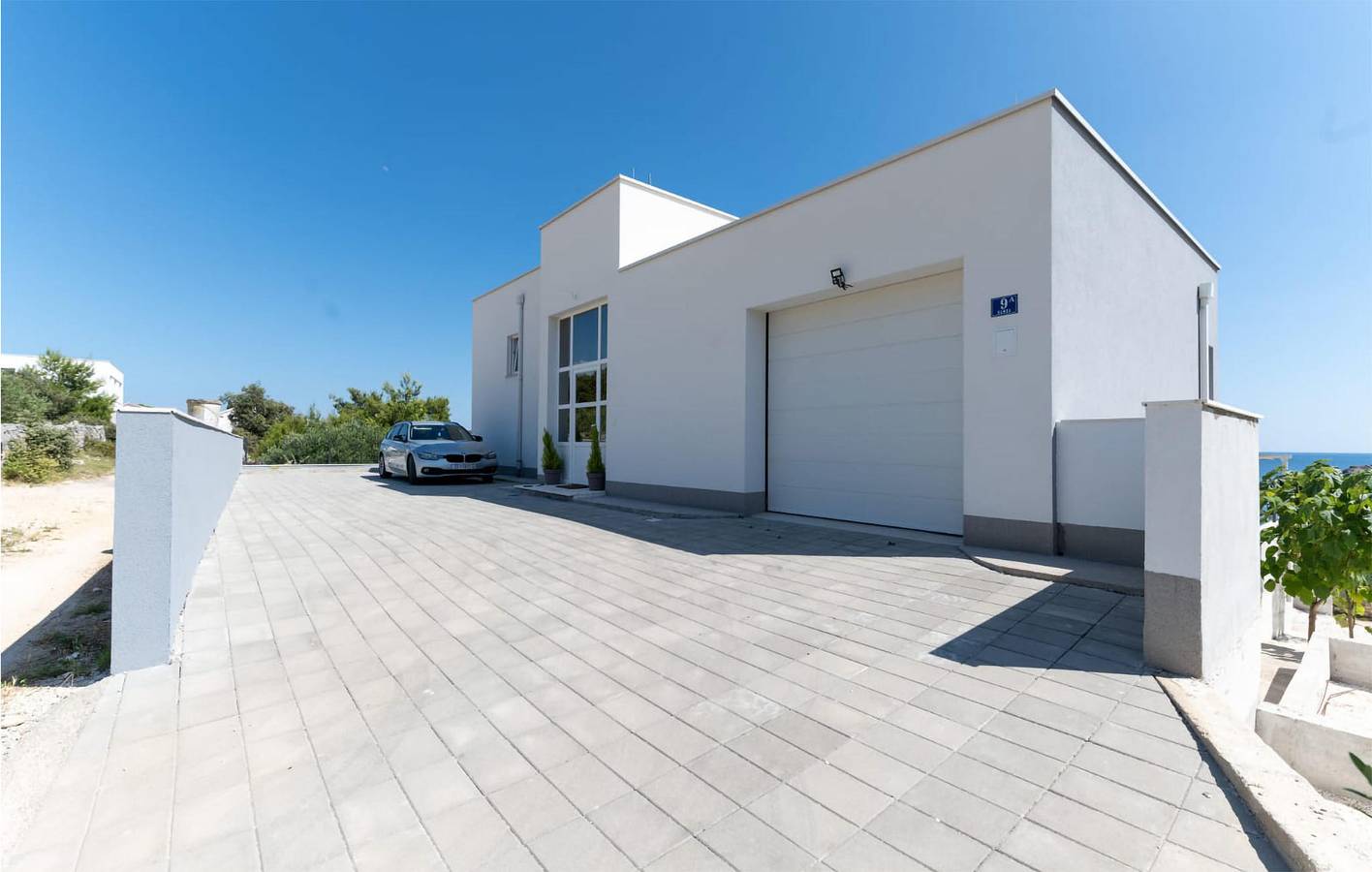 Wohnung am Meer mit Pool, Küche und Garage – 2,5 km bis zur Küste in Sevid, Split-Dalmatien