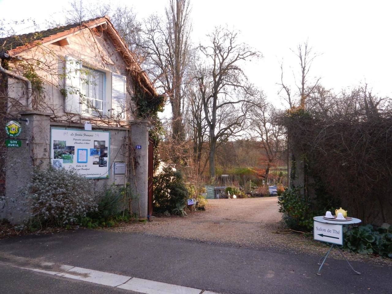 Triple Room with Bath in Ermenonville, Oise